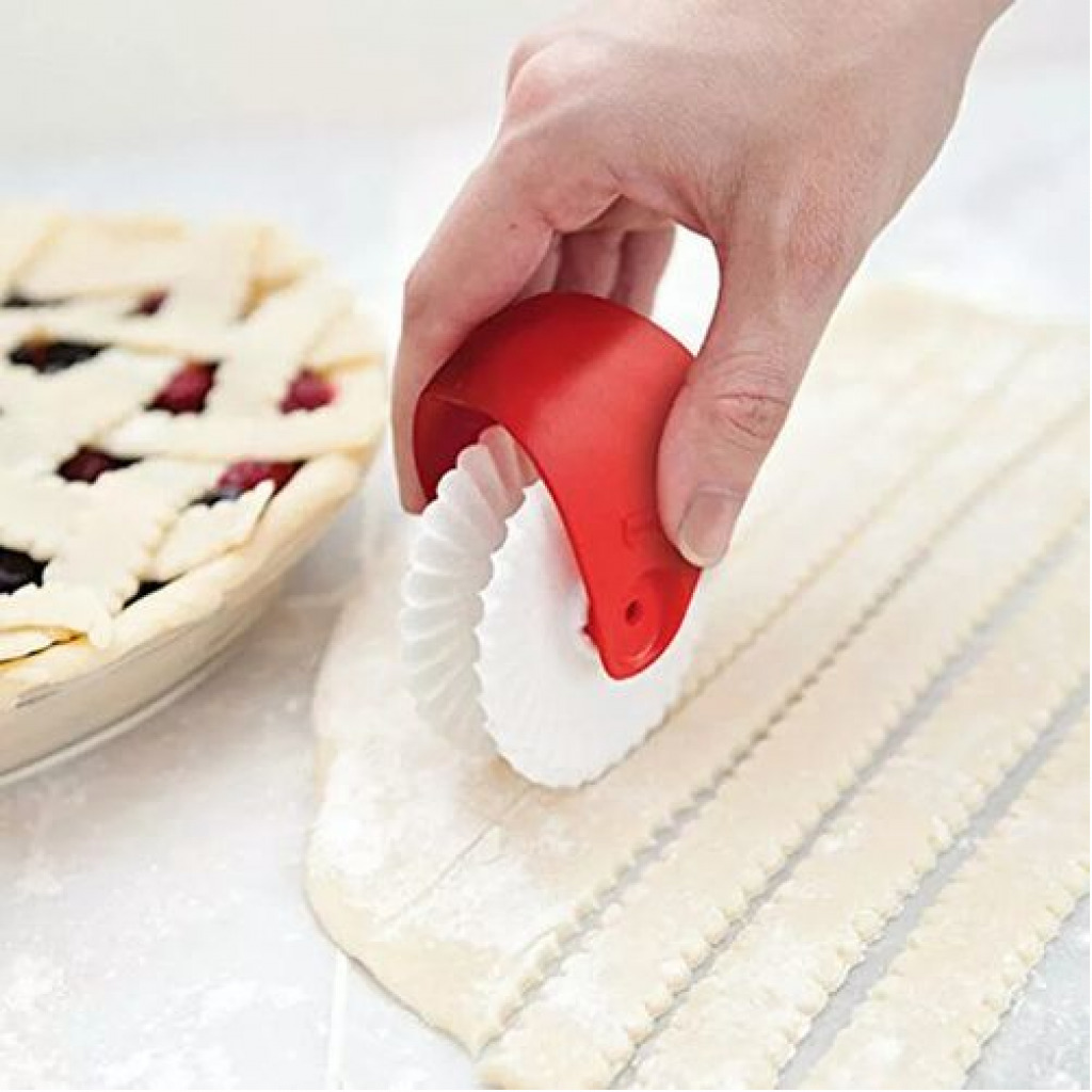 Pastry Decorative Dough Pizza Cake Pie Cutting Wheel Roller -Red