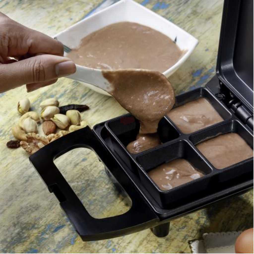 Geepas 4Pcs Brownie MakerBrownie Maker, 4 Bites At A Time, GBM63050 | Non-Stick Cooking Plate | Safety Lock | Cool Touch Handles | Skid -Resistance Feet | Power On & Ready Indicator - 600W