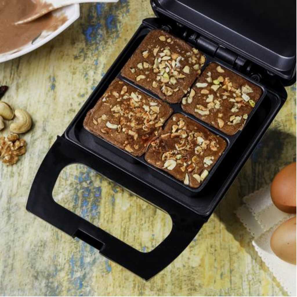 Geepas 4Pcs Brownie MakerBrownie Maker, 4 Bites At A Time, GBM63050 | Non-Stick Cooking Plate | Safety Lock | Cool Touch Handles | Skid -Resistance Feet | Power On & Ready Indicator - 600W