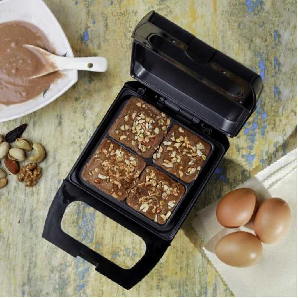 Geepas 4Pcs Brownie MakerBrownie Maker, 4 Bites At A Time, GBM63050 | Non-Stick Cooking Plate | Safety Lock | Cool Touch Handles | Skid -Resistance Feet | Power On & Ready Indicator - 600W