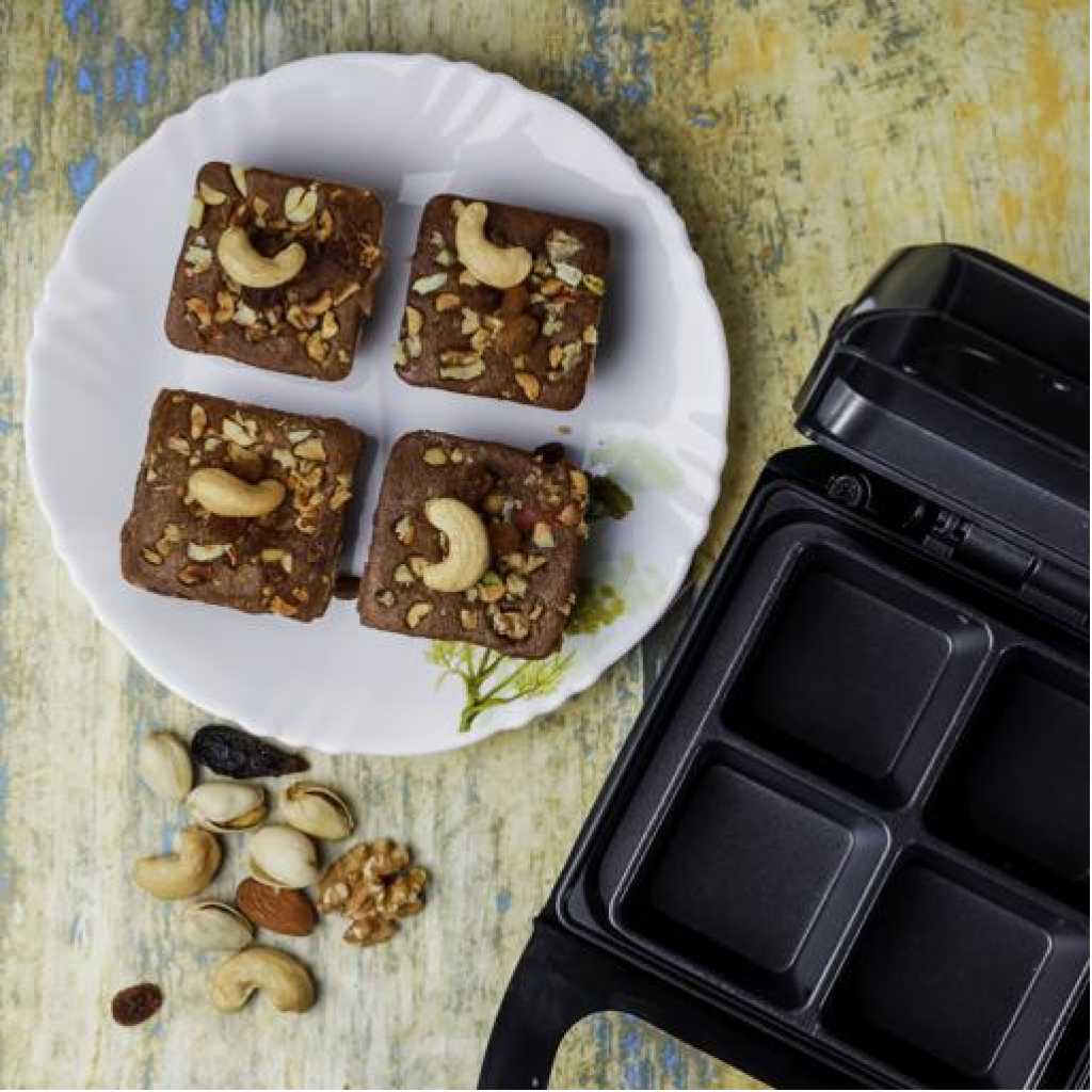 Geepas 4Pcs Brownie MakerBrownie Maker, 4 Bites At A Time, GBM63050 | Non-Stick Cooking Plate | Safety Lock | Cool Touch Handles | Skid -Resistance Feet | Power On & Ready Indicator - 600W